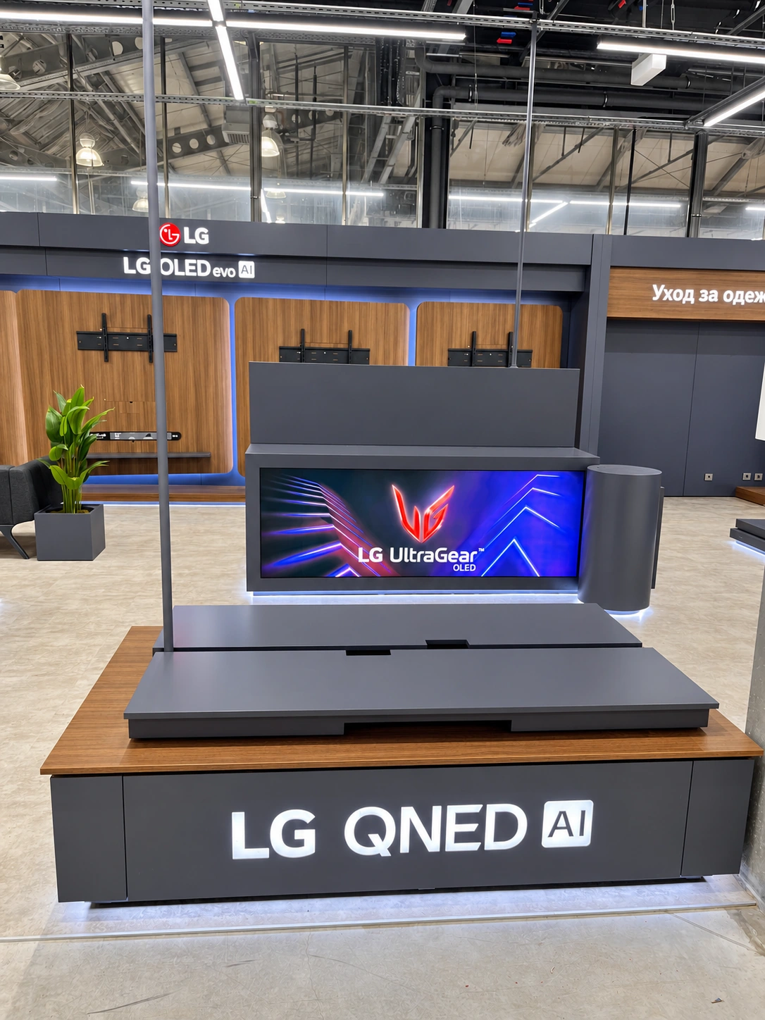 LG Retail Displays — view 08