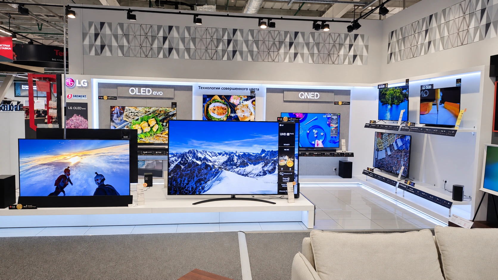 LG Retail Displays — view 05
