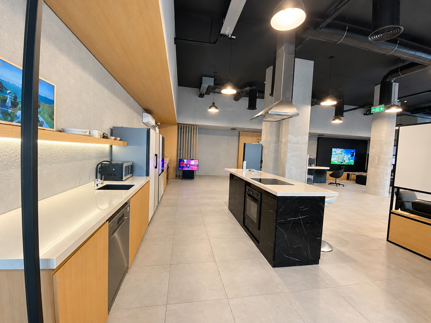 Samsung Cx Premium Lounge — Kitchen and circulation