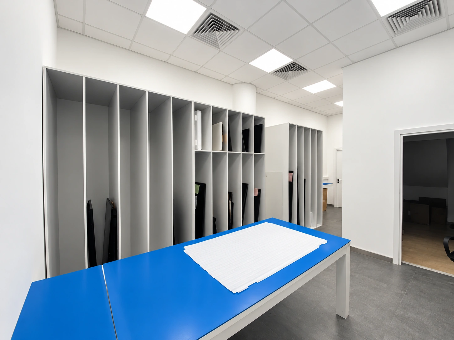 Samsung Cx Premium Lounge — Workstations and storage
